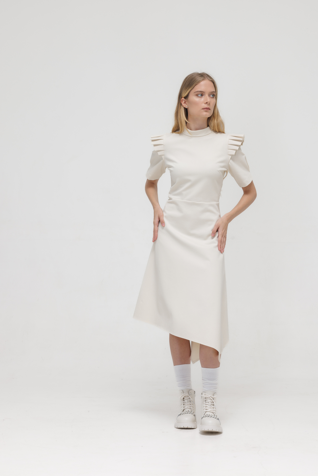 DRESS WHITE WITH RUFFLES ON THE SLEEVE